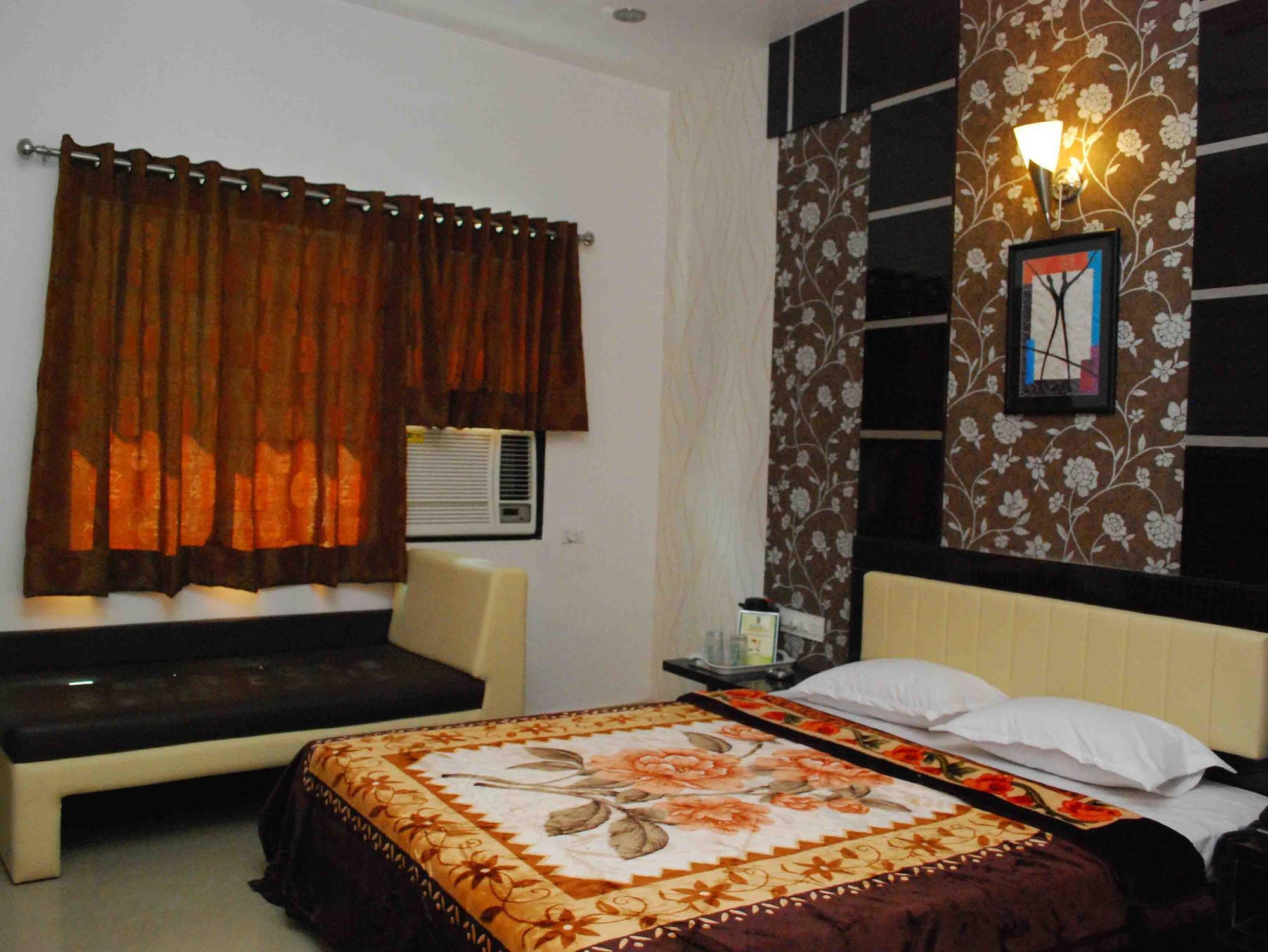 Oyo Flagship 19003 Hotel Rudra Mahal Ahmedabad Exteriör bild