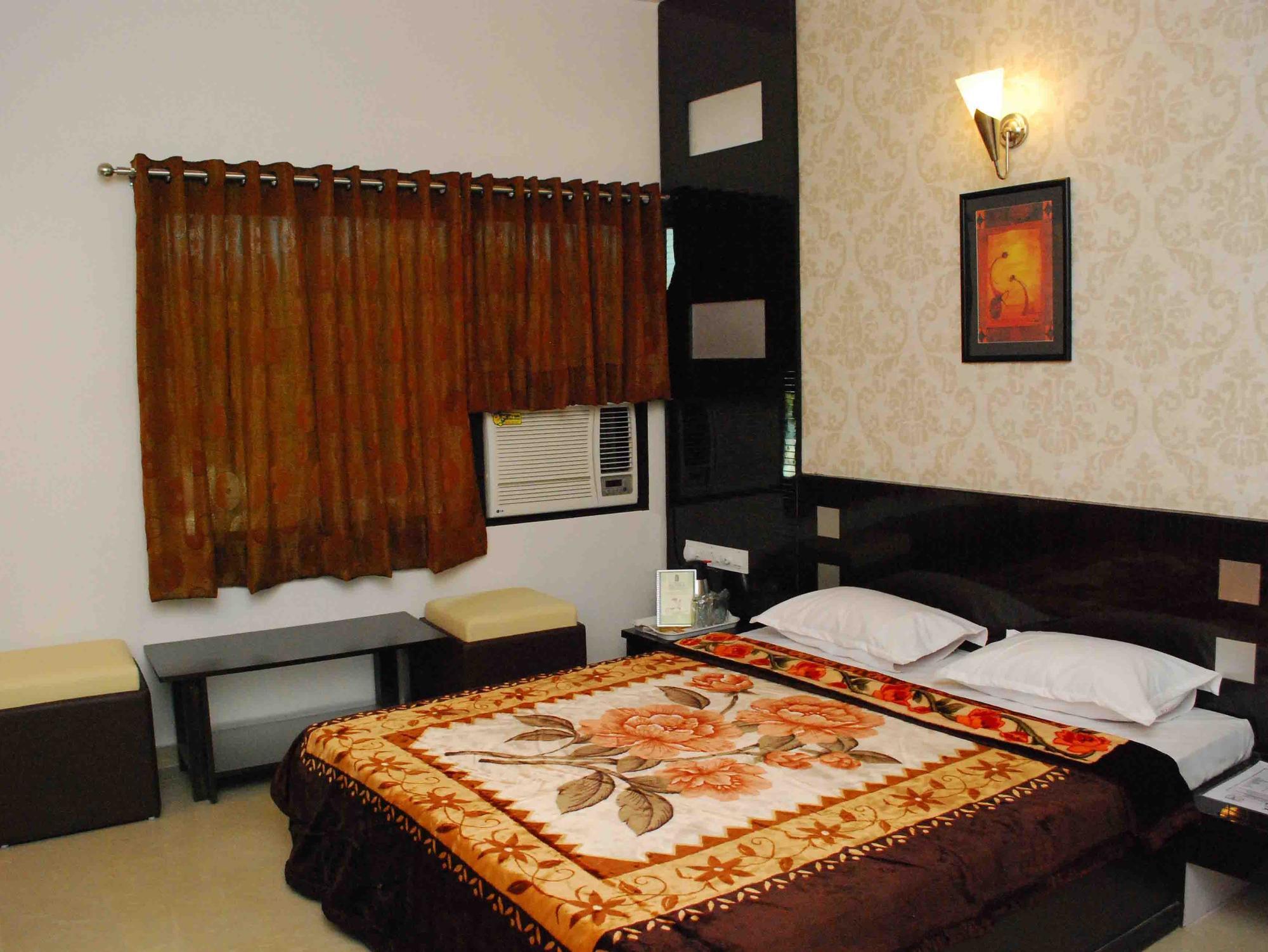 Oyo Flagship 19003 Hotel Rudra Mahal Ahmedabad Exteriör bild