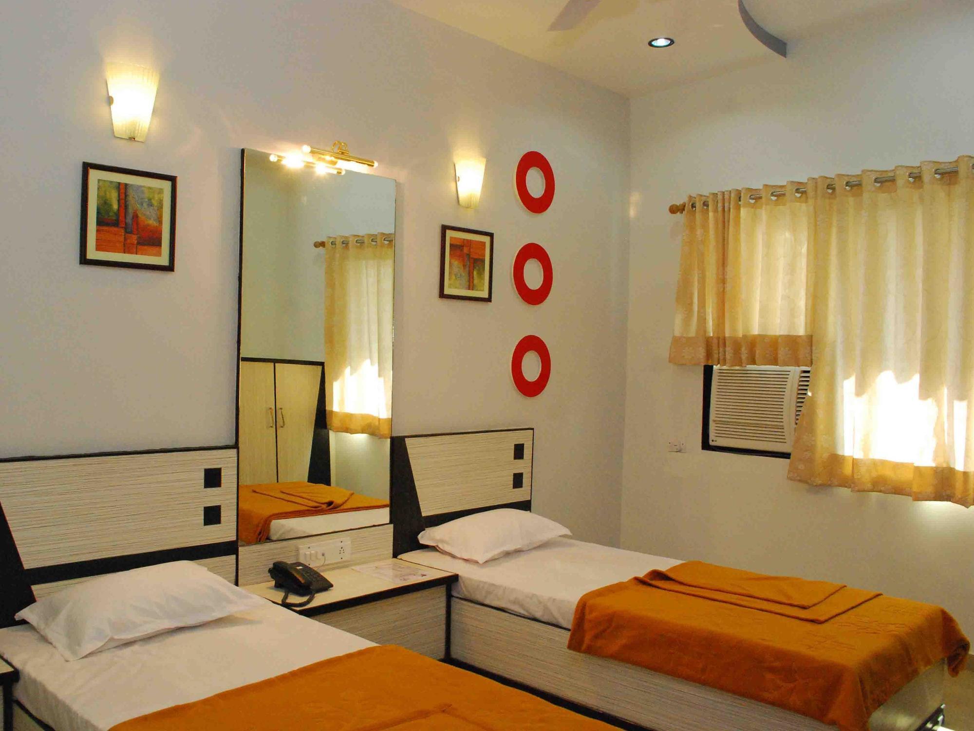 Oyo Flagship 19003 Hotel Rudra Mahal Ahmedabad Exteriör bild