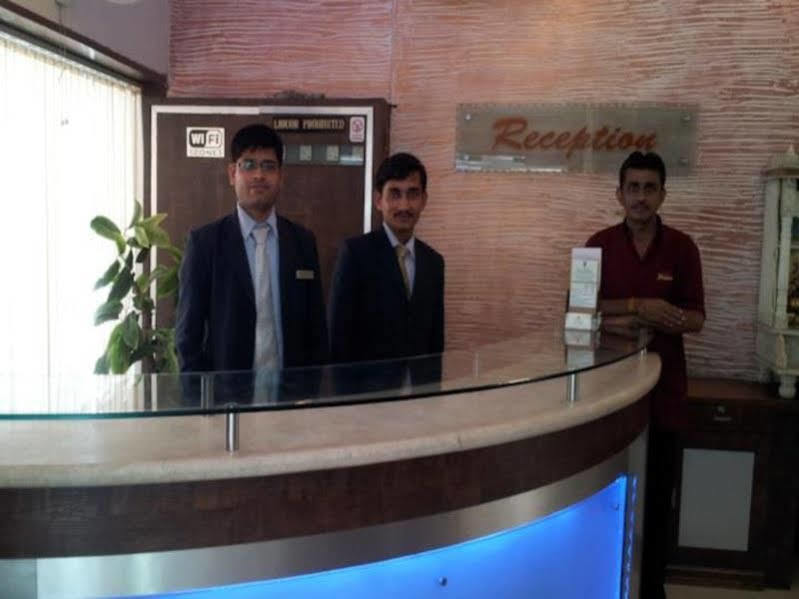 Oyo Flagship 19003 Hotel Rudra Mahal Ahmedabad Exteriör bild